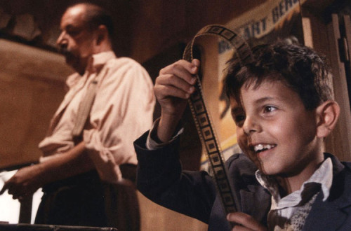 Cena de Cinema Paraíso de Giuseppe Tornatore no qual é retratada a censura.