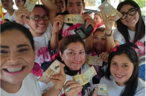 Jovens contentes por receberem 200 Córdobas do estado, pela sua participação na manifestação