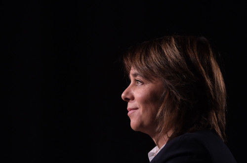 Ainda bem que a “esquerda teve força” para subir o salário mínimo nacional e para descongelar pensões e aumentá-las, afirma Catarina Martins. Foto de Paula Nunes.