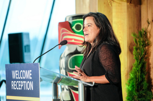 Jody Wilson-Raybould, a ex-ministra e procuradora-geral cujas revelações abalaram o governo Trudeau, em setembro de 2017. Foto de Province of British Columbia/Flickr.