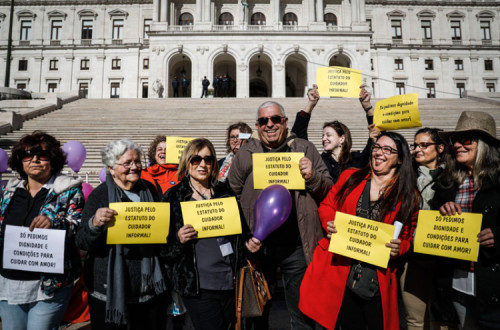 Cuidadoras informais em manifestação em frente ao parlamento.