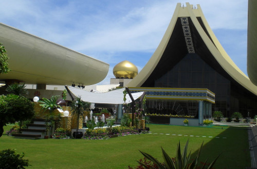 Aspeto do Istana Nurul Iman, residência oficial do sultão do Brunei. Foto Chtrede/Wikimedia Commons.