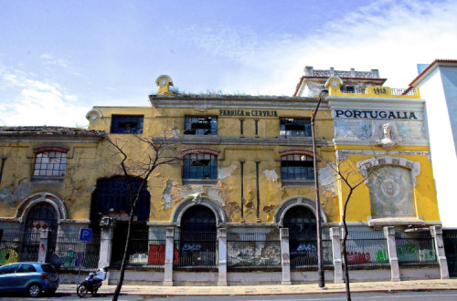 Fachada devoluta da fábrica de cerveja Portugália. Foto restosdecoleccao.blogspot.com.