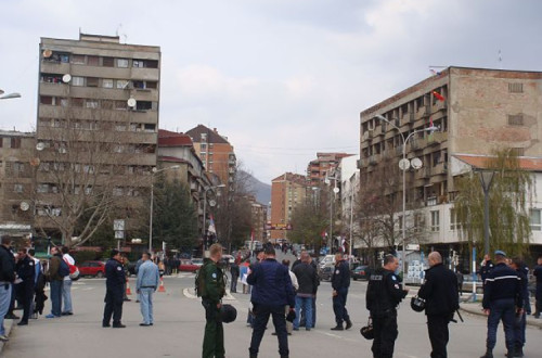 Polícia anti-motim em Mitrovica, Kosovo, no ano de 2008. Foto de Black Iris/Wikimedia.