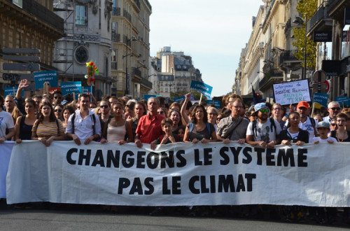 "Mudemos o sistema, Não o clima", manifestação em Paris, outubro de 2018. Foto de Jeanne Menjoulet/Flickr.