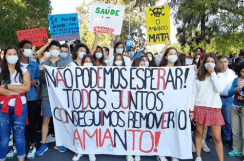 Manifestação de estudantes e encarregados de educação contra o amianto nas escolas em outubro de 2019. 