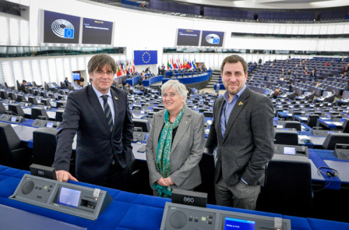 Carles Puigdemont, Clara Ponsati e Toni Comín.