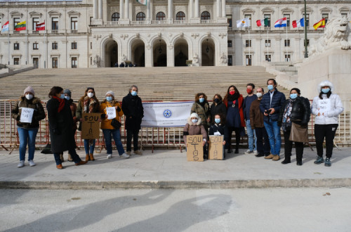 Marisa Matias e Moisés Ferreira com Técnicos Auxiliares de Saúde em luta pelo reconhecimento da sua carreira. Foto de Ana Mendes.