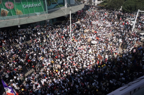 Protesto em Hleden, Myanmar, contra a Junta Militar que tomou o poder. Foto de VOA Burmese/Wikimedia Commons.