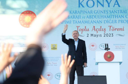 Erdogan acena à multidão