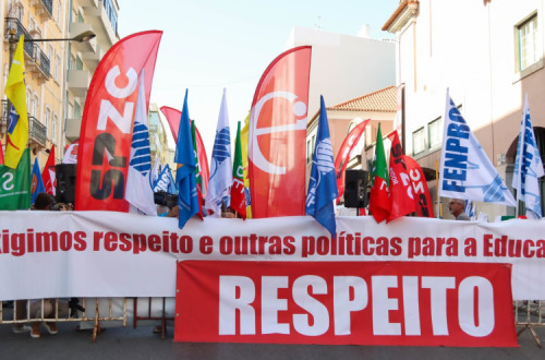 Protesto dos professores esta terça-feira em frente à residência oficial do Primeiro-Ministro. Foto da Fenprof.