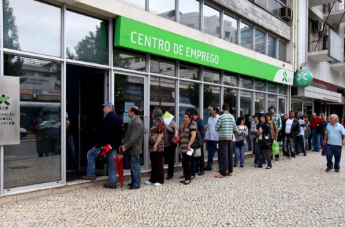 Fila à porta de um centro de emprego. Foto de Paulo Novais/Lusa,