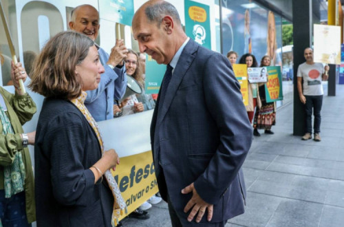 A líder da FNAM, Joana Bordalo e Sá, com o ministro da Saúde, Manuel Pizarro