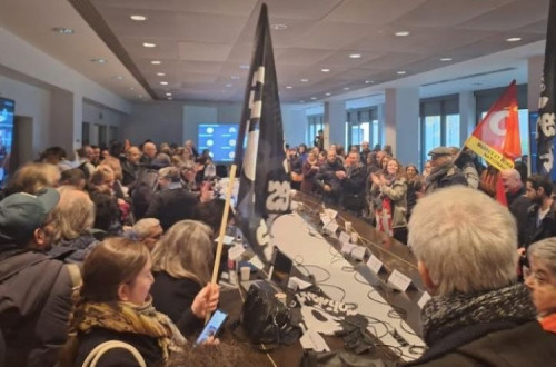 Trabalhadores da Cultura invadem Ministério em França. Foto: Révolution Permanente