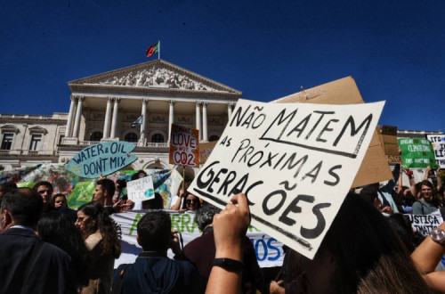 Cartaz "Não matem as próximas gerações