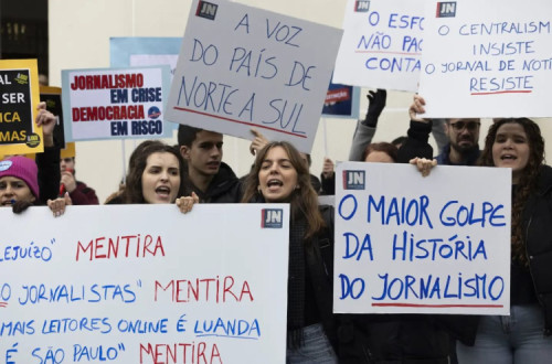 Trabalhadores concentrados em frente à sede do JN, no Porto