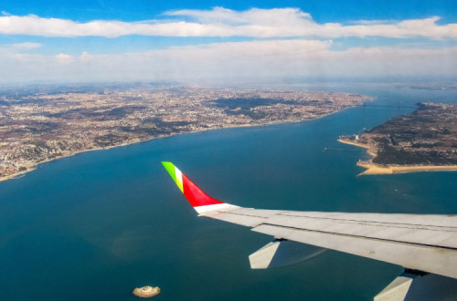 Avião a aproximar-se de Lisboa