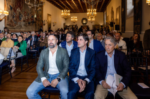 Abascal e outros líderes da extrema-direita numa sessão da Fundação Disenso. Foto do Vox/Flick.