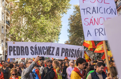 Extrema-direita pede a prisão do líder do PSOE na manifestação deste domingo em Madrid.