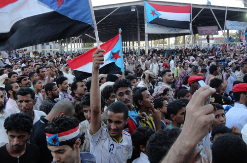 Manifestantes durante a Primavera Árabe em Aden exigem o regresso da República Democrática Popular do Iémen. Foto de AlMahra/Wikimedia Commons.