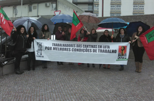 Trabalhadoras das cantinas em protesto. Foto da CGTP.