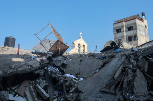 Igreja cristã ortodoxa de Gaza atingida pelos bombardeamentos israelitas na quinta-feira.