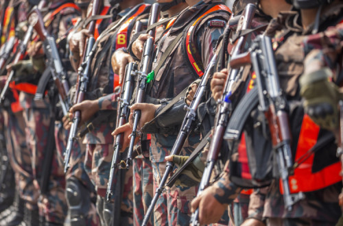 Forças policiais do Bangladesh vigiam barricadas esta quarta-feira. Foto de MONIRUL ALAM/EPA/Lusa.