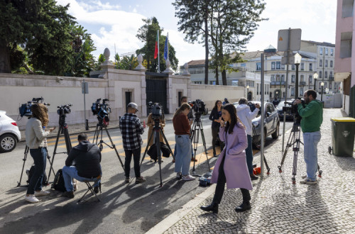 Jornalistas em frente à Residência Oficial do primeiro-ministro enquanto decorriam buscas.