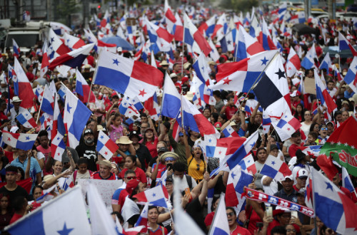 Cidade do Panamá: festa depois do anúncio de inconstitucionalidade do contrato da mina. Foto de Bienvenido Velasco/EPA/Lusa.