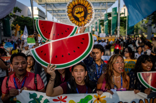 Manifestantes na COP28. Foto de MARTIN DIVISEK/EPA/Lusa.