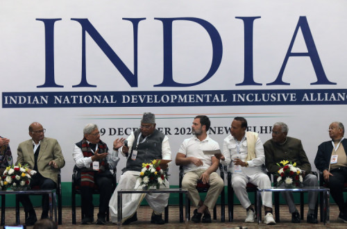 Conferência de imprensa no final da reunião nacional da coligação de oposição indiana esta terça-feira. Foto de RAJAT GUPTA/EPA/Lusa.