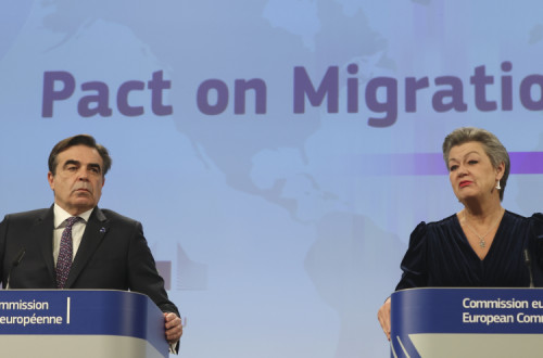 Comissário Europeu e vice-presidente com a pasta da "proteção do modo de vida europeu", Margaritis Schinas, e Comissária Europeia dos assuntos internos, Ylva Johansson, na conferência de imprensa sobre o pacto da migração. Foto de OLIVIER HOSLET/EPA/Lusa.