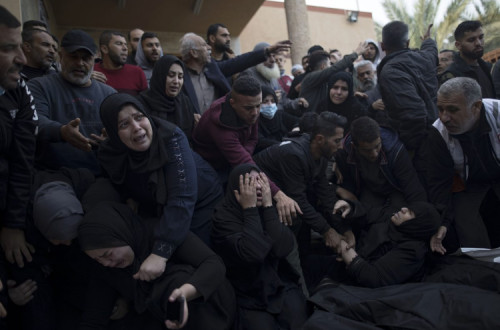 Famílias choram pelos seus mortos em Khan Younis, no sul de Gaza