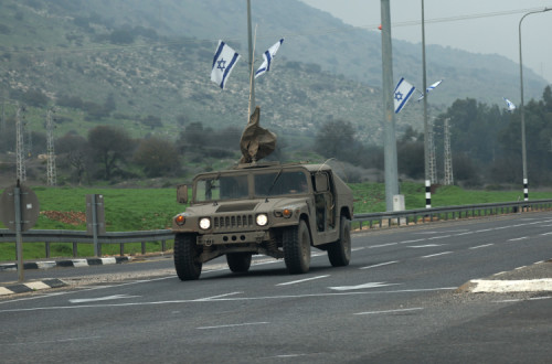 Patrulha militar israelita na fronteira com o Líbano. Foto de ATEF SAFADI/EPA/Lusa.