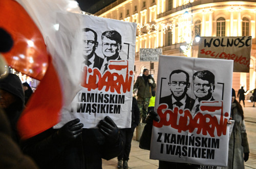 Manifestantes de extrema-direita em manifestação pela libertação dos deputados condenados por abuso de poder. Foto de Radek Pietruszka POLAND OUT/EPA/Lusa.