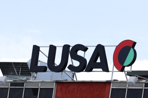 logo da agência Lusa em cima do prédio da sede