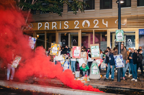 Ação do grupo "O reverso da medalha" frente à sede do Comité Organizador dos Jogos Olímpicos de 2024.