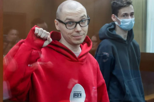 Os dois condenados por recitarem poesia contra a guerra. Foto retirada da rede social X.