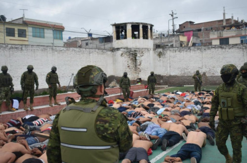 Intervenção militar numa cadeia equatoriana.