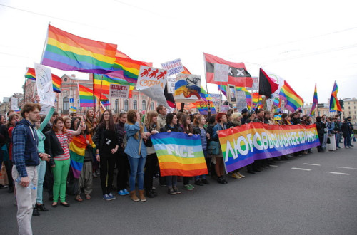 Manifestação pela paz e contra a homofobia. São Petersburgo, 2014. Foto de InkBoB/Wikimedia Commons.