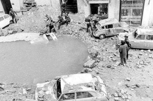 Buraco provocado pela explosão do carro onde seguia Carrero Blanco