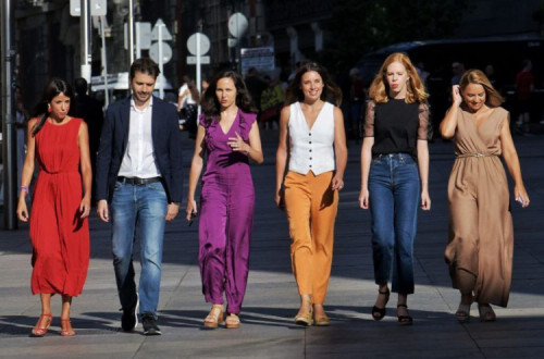 Irene Montero com os membros do Podemos que deixam o grupo do Sumar no Parlamento.