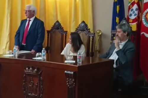 Rondão de Almeida ao lado da ministra da Habitação. Imagem da Câmara Municipal de Elvas.