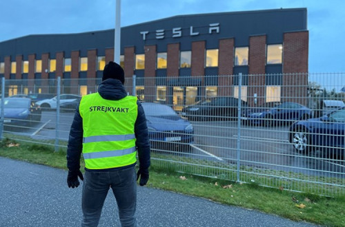 Grevista em frente à Tesla. Foto do IF Metall.