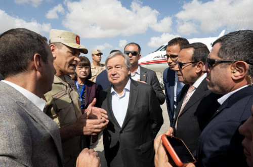 António Guterres a caminho da passagem de Rafah, onde apelou à entrada da ajuda humanitária em Gaza.