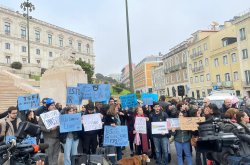 Concentração de trabalhadores da Global Media em greve junto ao Parlamento.