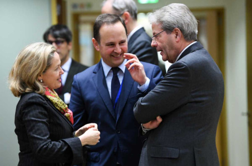 Fernando Medina com a ministra das Finanças espanhola Nadia Calviño e o comissário da Economia Paolo Gentiloni.Fernando Medina com a ministra das Finanças espanhola Nadia Calviño e o comissário da Economia Paolo Gentiloni.