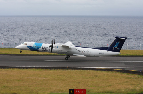 Avião da SATA no aeroporto da Horta. Foto de Benutzer:Wo st 01/Wikimedia Commons.