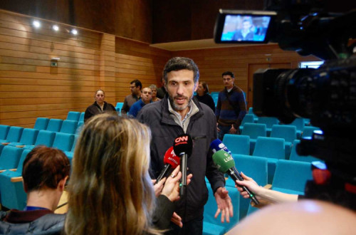 António Lima dá declarações aos jornalistas no Cineteatro Miramar, em Rabo de Peixe.