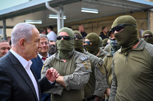 Netanyahu com militares.